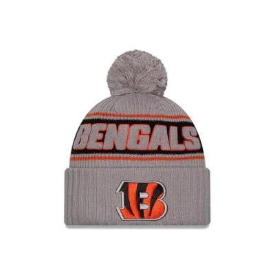 Afbeelding van New Era Cincinnati Bengals NFL 2024 Sideline Sport Knit Grijs Pompon Muts