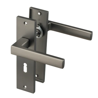 Afbeelding van Ostiumhome® Deurbeslag Deurklink op kort schild met Sleutelgat 56mm Gun Metal Novara