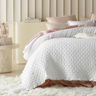 Afbeelding van ROOM99 Molly Elegante sprei wit 220 x 240 cm, veelzijdig inzetbaar als bedsprei of banksprei, deken voor bed en bank, gewatteerde stijl, ideaal