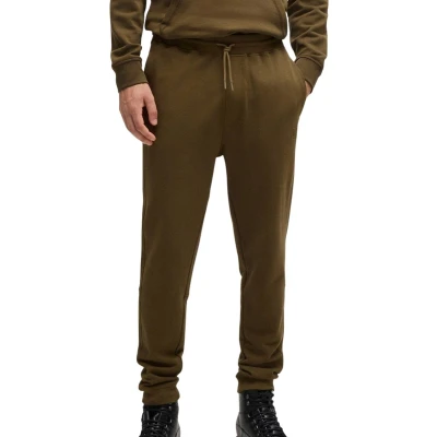 Afbeelding van HUGO BOSS heren Tapered fit joggingbroek met logo en steekzakken in de kleur Khaki, maat: S