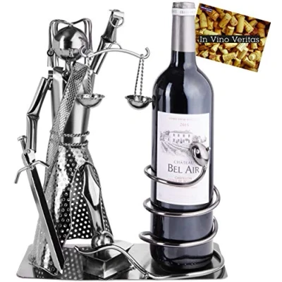 Afbeelding van BRUBAKER Wijnfles Houder Justitia met Slang Metalen Sculptuur Flessenstandaard Cijfer Wijn Geschenk voor Advocaten, Rechters, Advocatenkantoor Wenskaart Wijnrek