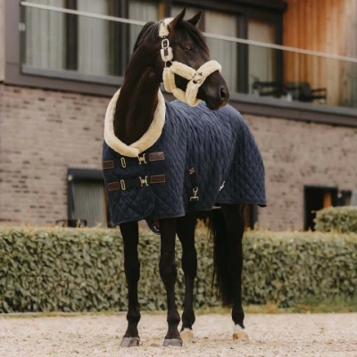 Afbeelding van Kentucky Horsewear Showdeken 600D 70 cm / 3&#039;6 Vegan konijnenvacht Marineblauw