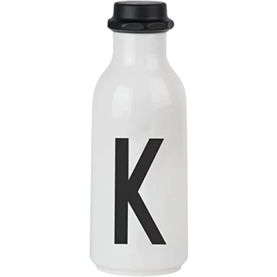 Afbeelding van design Letters Persoonlijke drinkfles wit (K) BPA vrij 500 ml Tritan waterfles in Scandinavisch lekvrij vaatwasmachinebestendig verkrijgbaar door A Z