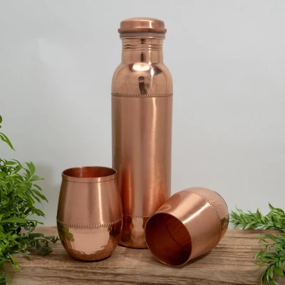 Afbeelding van Puur koperen set van fles sequence gehamerd ± 950 ml met 2 bolle bekers