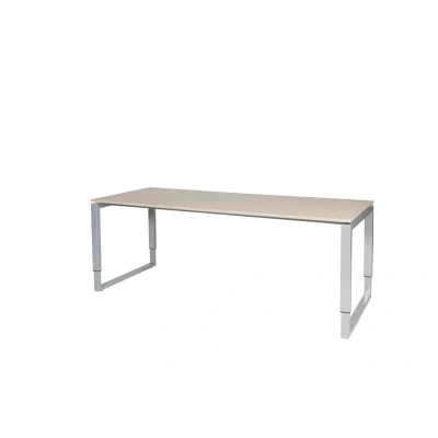 Afbeelding van Domino Plus bureau, hoogte instelbaar (62 85cm) met 200x80cm &#039;zwevend&#039; lindberg (licht) eiken 25mm blad en aluminium (RAL9006) O poot frame