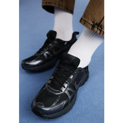 Afbeelding van Nike Sportswear V2K RUN Unisex Sneakers laag, Maat: 37.5, Black/dark smoke grey/anthracite Imitatieleer/ textiel