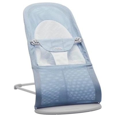 Afbeelding van BabyBjörn Wipstoel Balance Soft Mesh Hemelsblauw Wit Ergonomisch Verstelbaar Inklapbaar