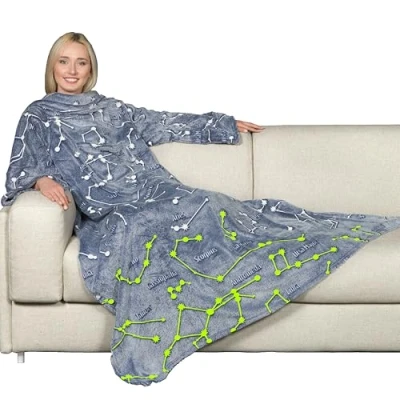 Afbeelding van Kanguru Deluxe Glow lichtgevende fleecedeken met mouwen en zak sterrenbeelden, sweatshirt, slaapbank, mouwen, bankdeken, blauw, 140 x 180 cm.