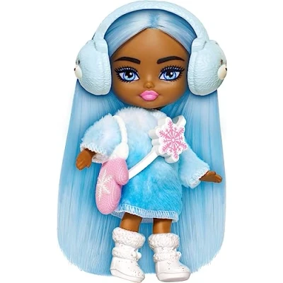 Afbeelding van Barbie HPN08 Mini pop, extra cool, reizen, met winteroutfit, pluizig en lang haar, ijsblauw, accessoires inbegrepen, 8,3 cm, speelgoed voor kinderen, vanaf 3 jaar