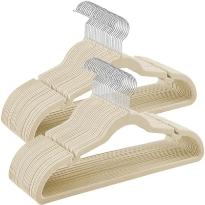 Afbeelding van SONGMICS 50 stuks fluwelen kleerhangers voor kleding, antislip, met schouderinkepingen, broekstang, 360 graden draaibare haak, ruimtebesparend, 0,6 cm dik, 43 lang, zandbeige