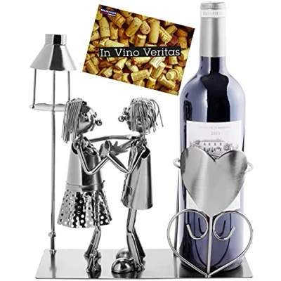 Afbeelding van BRUBAKER Wijnfleshouder Lovers met Lantaarn voor waxinelichtje Metalen Sculptuur Flessenstandaard 26,5 cm Wijngeschenk koppels Cadeau Wenskaart