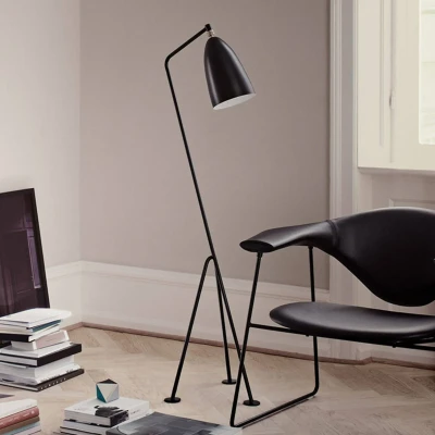 Afbeelding van GUBI Gräshoppa driepootvloerlamp, zwart
