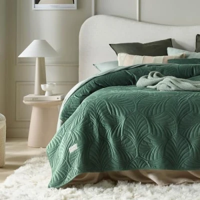 Afbeelding van ROOM99 Feel Elegante sprei in donkergroen, 220 x 240 cm, veelzijdig inzetbaar, bedsprei of bankovertrek, gewatteerde deken, ideaal als sprei, fluweel