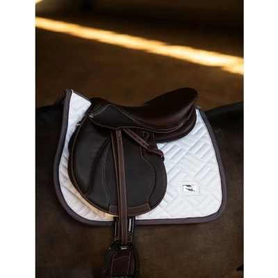 Afbeelding van Equestrian Stockholm Zadeldekje Modern Springen Wit/Dark Violet Full Agradi.be