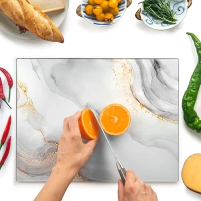 Afbeelding van glazen snijplank 40 x 30 cm: werkblad voor keuken, duurzaam, hygiënisch, krasbestendig, hittebestendig, gemakkelijk te reinigen, wit en goud