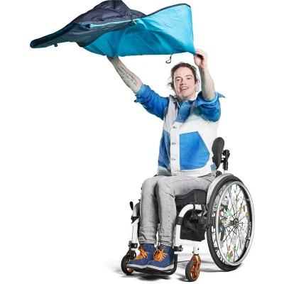 Afbeelding van MyBlanket Zomer S/M, compact en licht, wind waterdicht rolstoeldeken, snel geplaatst zonder op te staan uit de rolstoel, voor manuele én elektrische rolstoel; 38 x 24 8 cm ; 0,45 kg, wasbaar 30C Night Blue met Turquoise rits