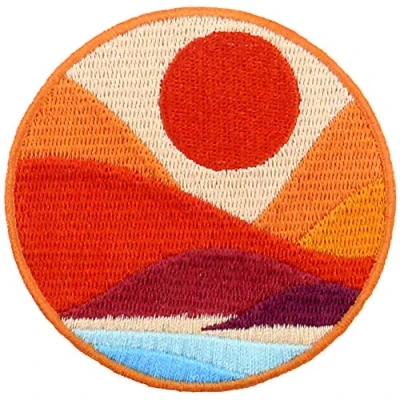 Afbeelding van Geborduurde patch in de vorm van een kust met glanzende bergen, ontdek buitenkant, om te naaien of op plakken strijkijzer