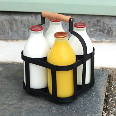 Afbeelding van Vintage gepoedercoate stalen melkfles bezorgdrager houdt 4 flessen vast