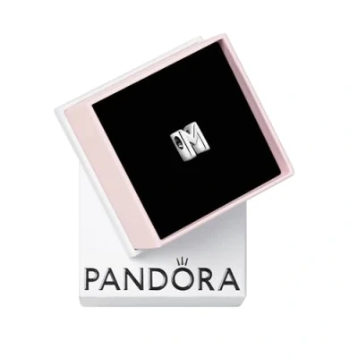 Afbeelding van PANDORA Moments Buchstabe M Bruikbare alfabet bedel van sterling zilver met gegraveerde harten en parels aan de achterkant compatibel armbanden collectie, Zilver, Geen edelsteen