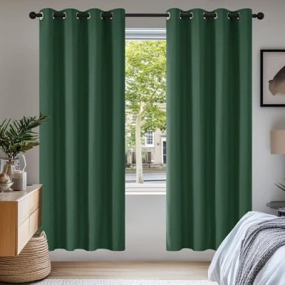Afbeelding van Deconovo warmte isolerende verduisterende gordijnen, gordijnen voor woonkamer en slaapkamer, modern ontwerp met ringen 140 x 175 cm (b h), dennengroen, 2 stuks