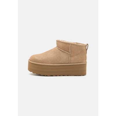 Afbeelding van UGG Classic Ultra MINI Platform Enkellaarsjes met plateauzool, Dames, Maat: 41, Sand Veloursleer