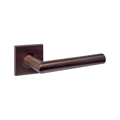 Afbeelding van Intersteel Deurkruk Q 04 op rozet verdekt 53x53x6mm PVD brons