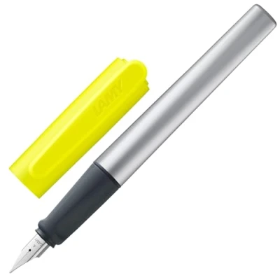 Afbeelding van LAMY nexx neonyellow vulpen met antislipgrip &amp; gepolijste stalen penpunt in lijn A driehoekig aluminium huis inclusief Tintenpatrone T 10 blauw