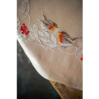 Afbeelding van Vervaco Tafelkleed Roodborstjes in de winter borduren (pakket) PN 0187116