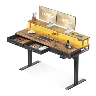 Afbeelding van OffiGo Sta zittend bureau met 3 laden, 140 cm, elektrisch monitorhouder, staand oplader en ledlicht, tafel voor werk, bruin