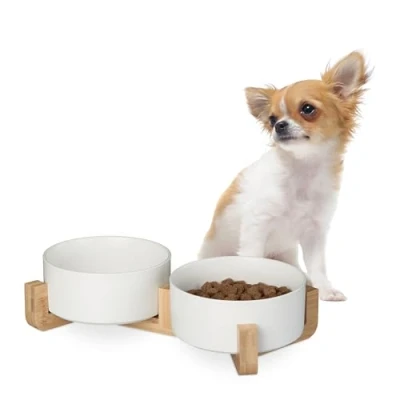 Afbeelding van Relaxdays dubbele hondenvoerbak keramische eetbak 850 ml hondenbak met bamboe houder wit
