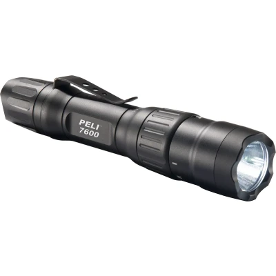 Afbeelding van Peli 7600 All Round Tactische Zaklamp Met 3 Kleurige Leds, Wereldwijd Vertrouwd Door Politiekorpsen, Ipx8 Waterdicht, 944 Lumen, 29 Uur Autonomie, Kleur: Zwart