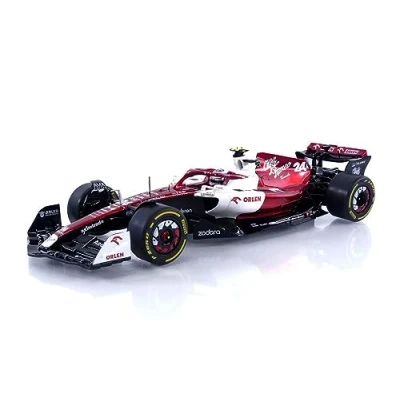 Afbeelding van het 1:18 Diecast model van De Alfa Romeo C42 Team Orlen Racing #24 Canadese GP 2022. rijder was G. Zhou. fabrikant schaalmodel is Solido. Dit alleen online verkrijgbaar