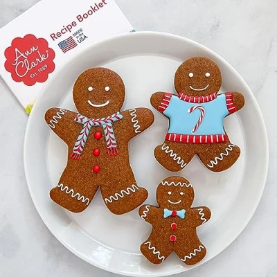 Afbeelding van Ann Clark Cookie Cutters 3 delige peperkoek uitsteekvormen met receptenboekje, 7,8 cm, 9,5 en 12,7 staal van Amerikaanse makelij