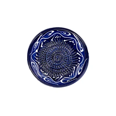 Afbeelding van Kaladia Keramische raspplaat ideaal voor gember, Parmezaanse kaas enz. Motief: blauw met wit decor Diameter 13 cm Handgemaakt en handbeschilderd Made in Spanje