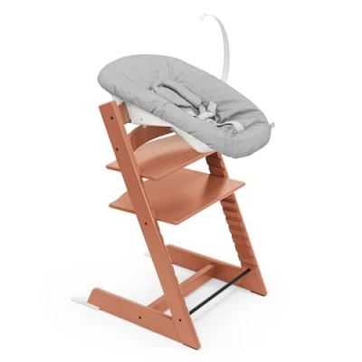 Afbeelding van Stokke Tripp Trapp stoel (Terracotta) met newborn set Comfortabel, veilig en eenvoudig te gebruiken Voor pasgeborenen tot 9 kg