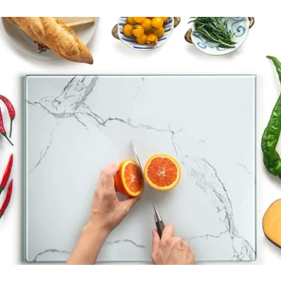 Afbeelding van Grote glazen snijplank 50 x 40 cm: werkbladbescherming voor keuken, duurzaam, hygiënisch, krasbestendig, hittebestendig, wit marmerpatroon