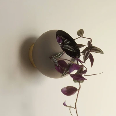 Afbeelding van AYTM Globe wandpot, Ø 17 cm, grijsbruin, aluminium
