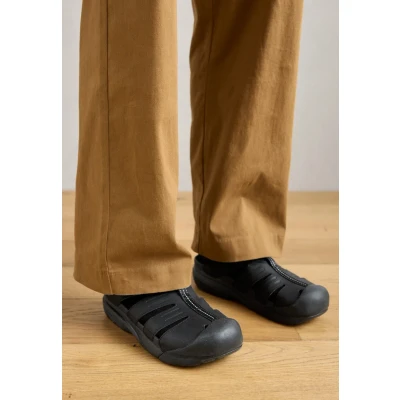 Afbeelding van Crocs Yukon Fisherman Unisex Outdoorsandalen, Maat: 36 37, Black Imitatieleer/ textiel