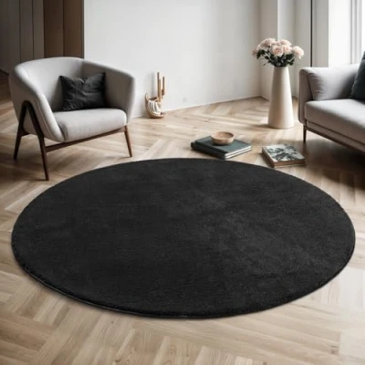 Afbeelding van Vloerkleed voor woonkamer of slaapkamer in zwart 160x160 cm Modern en zacht kortpolig tapijt Rond Antislip onderkant Wasbaar tot 30 Graden Rug for bedroom or living room RELAX kleed by The Carpet