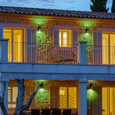 Afbeelding van LEDVANCE SMART+ outdoor wifi wandlamp, 10W, 800lm, zilver, met warm wit licht (3000K) en 16 miljoen kleuren, richtbare kop, app bestuurbaar, compatibel Amazon, Google, etc.