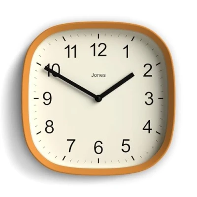 Afbeelding van Retro vierkante wandklok van hoogwaardig acryl, de &#039;Sprite&#039; in mosterdgeel Jones Clocks®, 25 x 5 cm