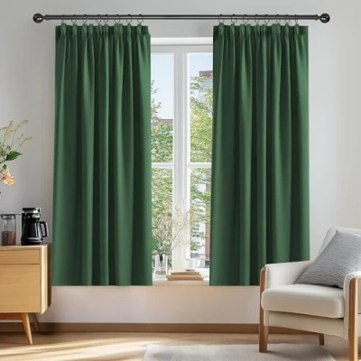 Afbeelding van Deconovo Set van 2 gordijnen, 50% verduisterend, thermisch, koudebescherming, isolerend, keuken, slaapkamer, jongens, woonkamer, plooiband, dennengroen, 132 x 138 cm