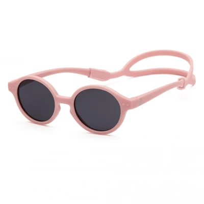 Afbeelding van IZIPIZI JongensMeisjes Pastel Pink zonnebril gepolariseerd in de kleur Zalmroze, maat: 0/9 maanden
