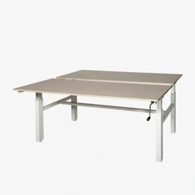 Afbeelding van Romeo Duo werkplek, zit/zit hoogte verstelbaar dmv slinger (62 85cm) voorzien van 160x80/80cm licht grijs 25mm melamine bladen en wit H poot frame