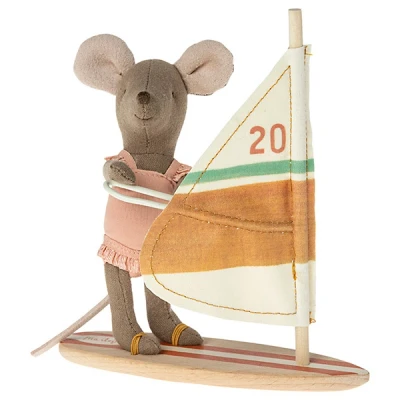Afbeelding van Maileg knuffelmuis kleine zus windsurfer 11 cm