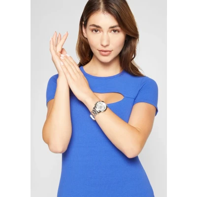 Afbeelding van GUESS dames Solar horloge W1070L1 in de kleur Zilver