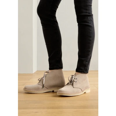 Afbeelding van Clarks Originals Desert BOOT Sportieve veterschoenen, Dames, Maat: 37, Sand Schaapsleer