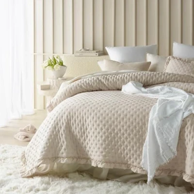 Afbeelding van ROOM99 Molly Elegante sprei crème 170 x 210 cm veelzijdig inzetbaar als bedsprei of banksprei, deken voor bed en bank, gewatteerde stijl, ideaal