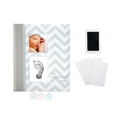 Afbeelding van Pearhead Chevron baby Memory Book met een meegeleverde Clean Touch inktblok om de handafdruk of afdruk van te maken, grijs