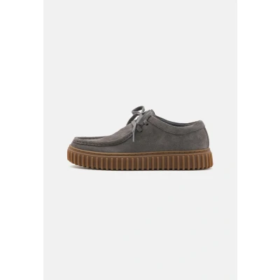 Afbeelding van Clarks Torhill Sportieve veterschoenen, Heren, Maat: 41, Grey Veloursleer